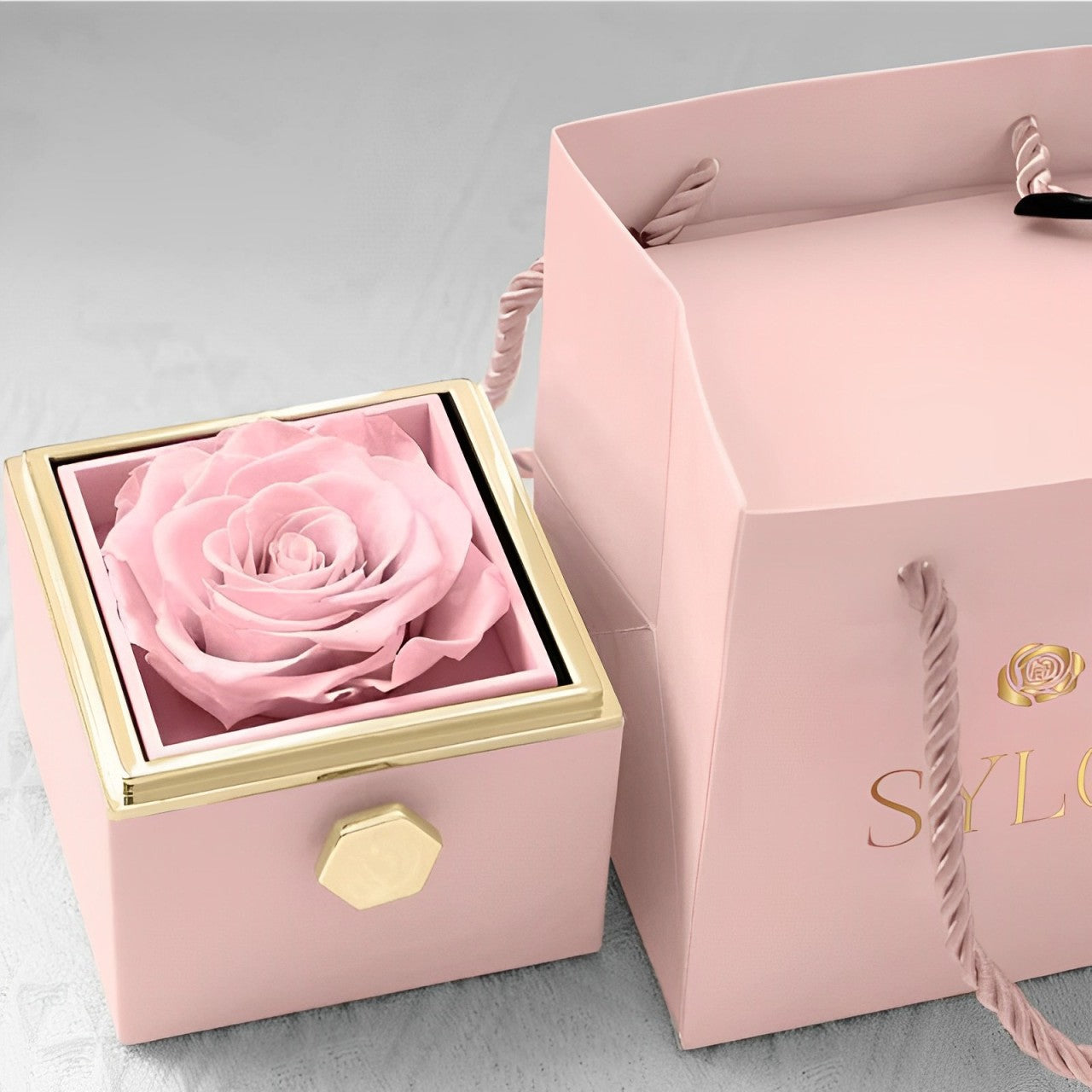 Caja de Rosa Eterna |  Rosa Real y Collar Trébol de Corazónes